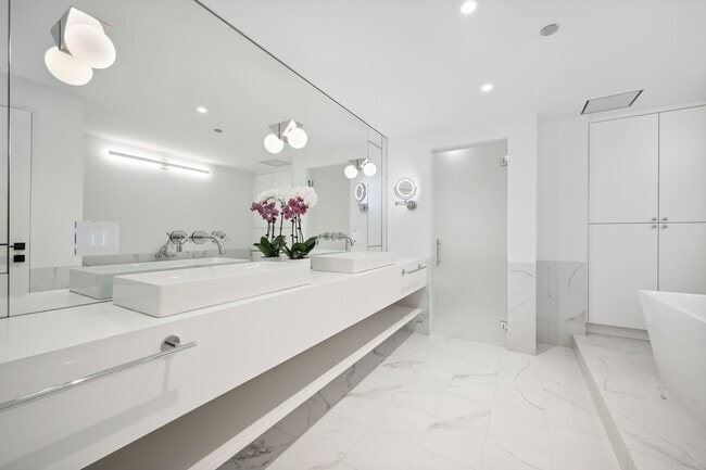 Building Photo - 180 E Pearson St