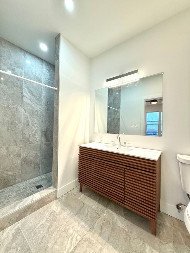 Building Photo - Large Fully Renovated 3Br-2 Full bath apartment!