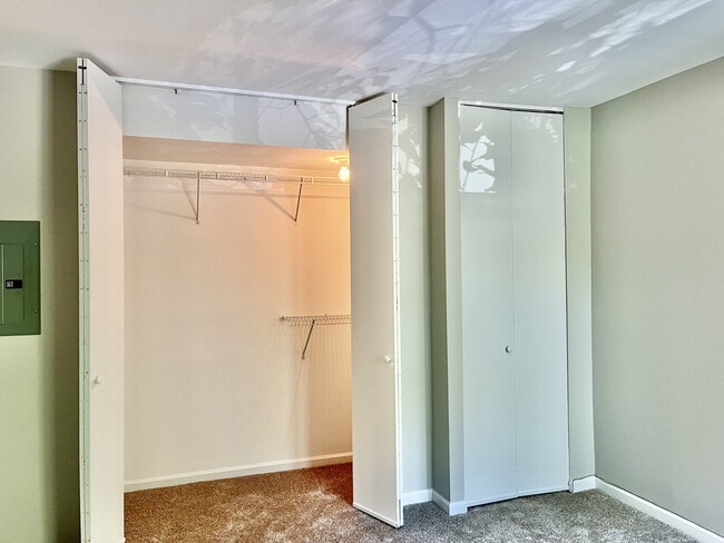 Building Photo - 5817 Oakwood Dr