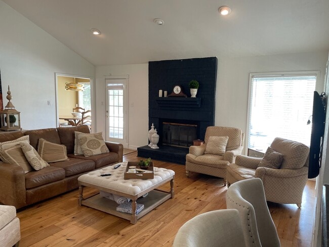 Building Photo - 10 Riviera Ct