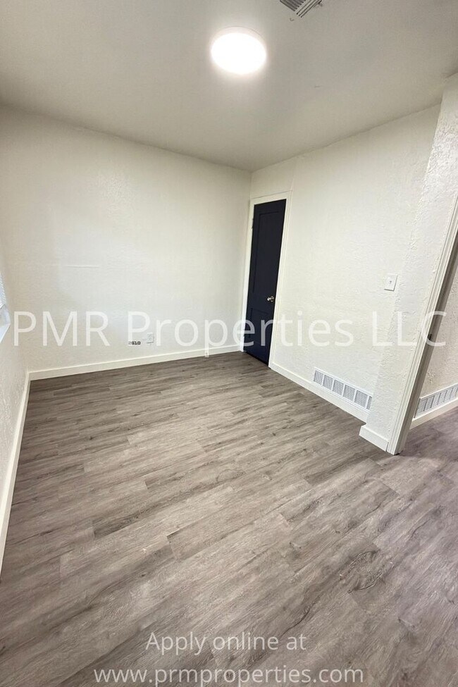 Building Photo - 4 Bedrooms / 2 Bathrooms House