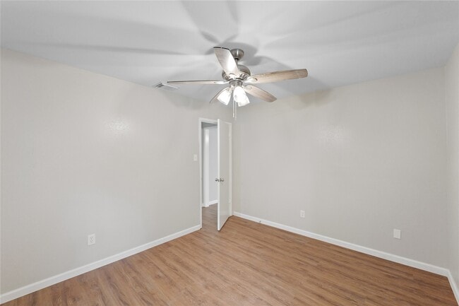 Building Photo - 7111 Pinehook Ln