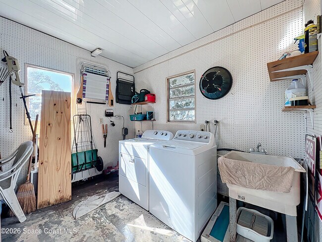 Building Photo - 909 Sequoia St