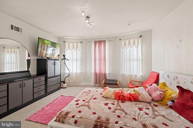 Building Photo - 233 Melrose Ave