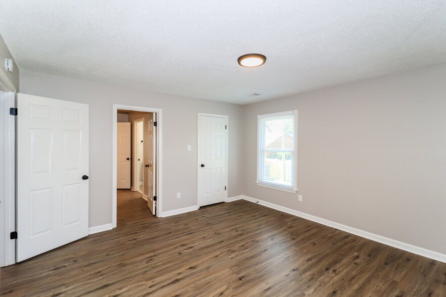Building Photo - 8144 Creekside Cir N