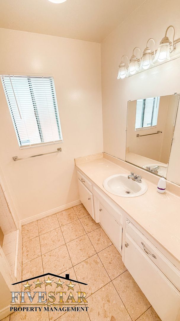 Building Photo - 7005 Quailwood Dr