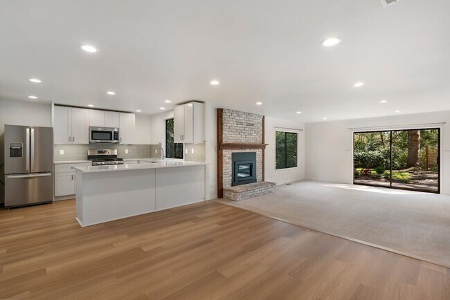 Building Photo - A Spacious Home in the Prestigious Sahalee Neighborhood with 2 Bed plus den and 2 Bath
