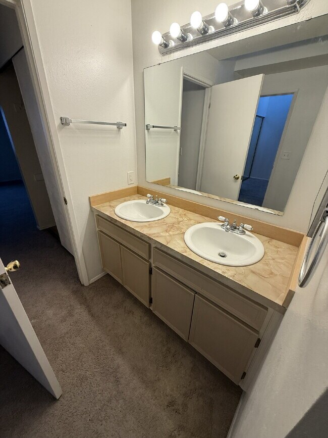 Building Photo - "Spacious 2-Bedroom with 1.5 Baths in the Heart of Kent – 1072 Sq Ft of Comfort!"