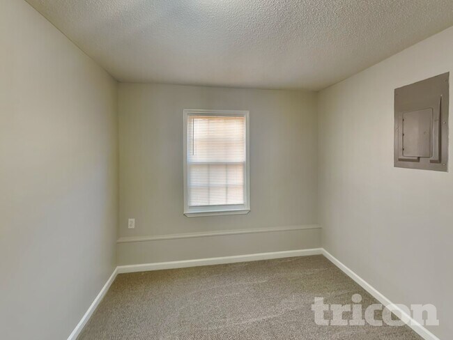 Building Photo - 385 Nectarine Dr