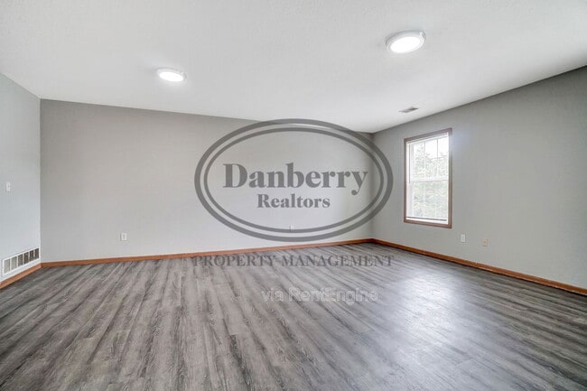 Building Photo - 1115 N Byrne Rd