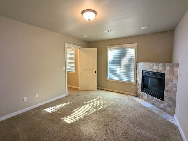 Building Photo - Gorgeous 3x2 townhouse, single-car garage, and two gas fireplaces