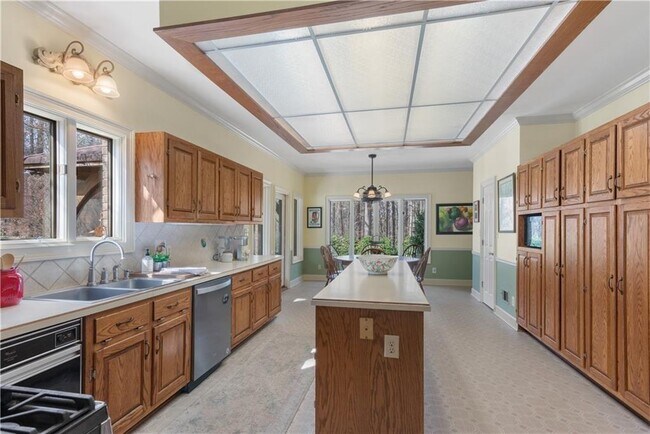 Building Photo - 15905 Westbrook Rd