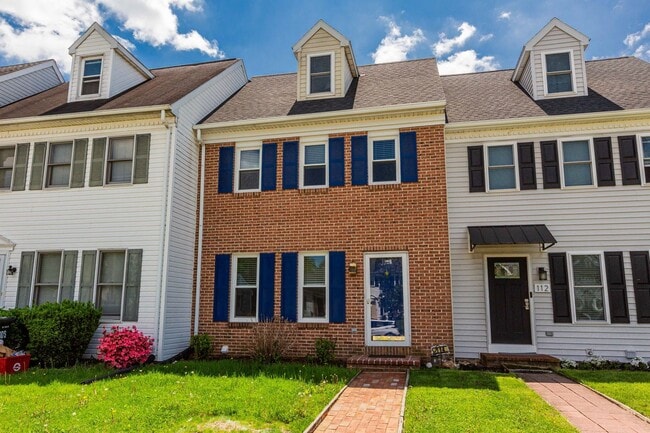 Primary Photo - Updated Townhouse with Deck, Basement, New...