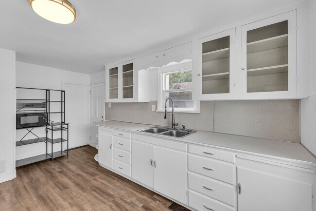 Building Photo - Beautiful and Bright 2 Bedroom 1 Bathroom Home in Murray!!