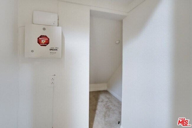 Building Photo - 5187 Knollwood Way