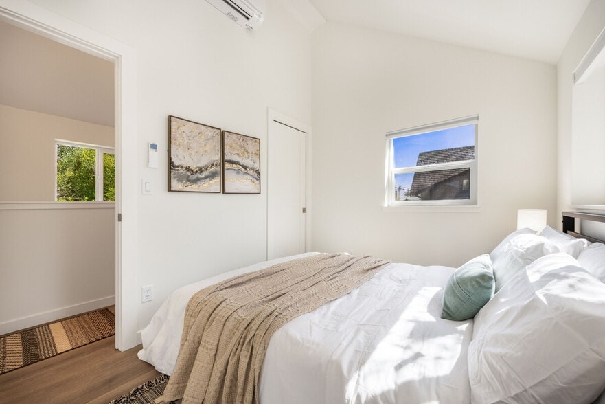 Building Photo - 11520 Roosevelt Way NE