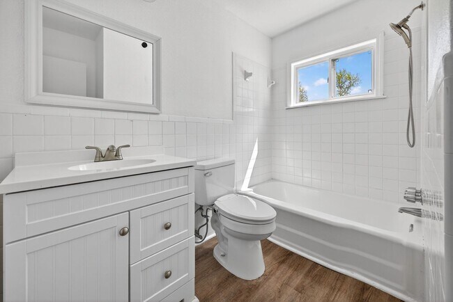 Building Photo - 4 Bed 2 Bath Home for Rent in Virginia Beach!