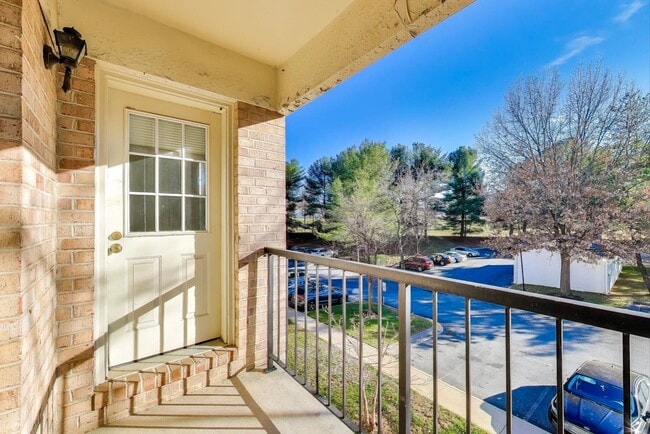 Building Photo - Clean & Fresh 2 + 2 close to METRO!