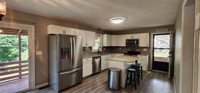 Building Photo - Woodland Hills