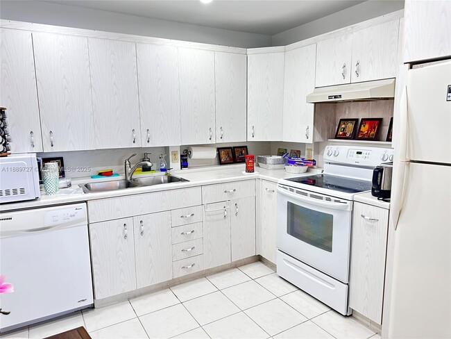 Building Photo - 4029 Hythe B