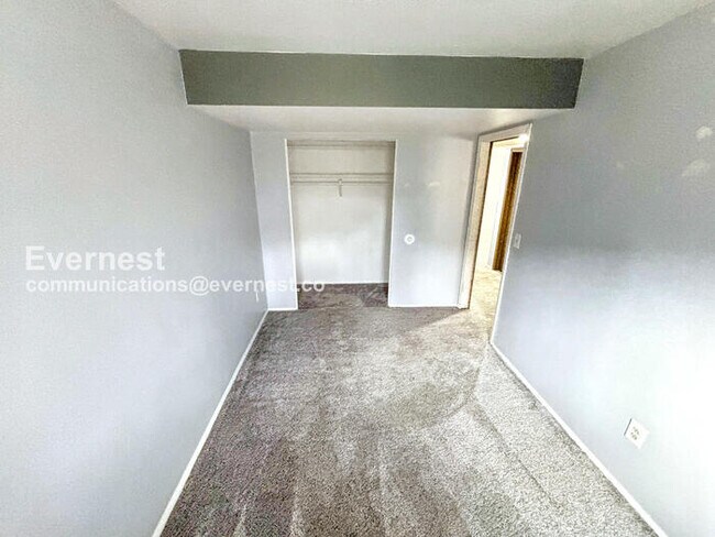 Building Photo - 4 Bed/2 Bath Home with Fenced Yard & Garage / Available Now!