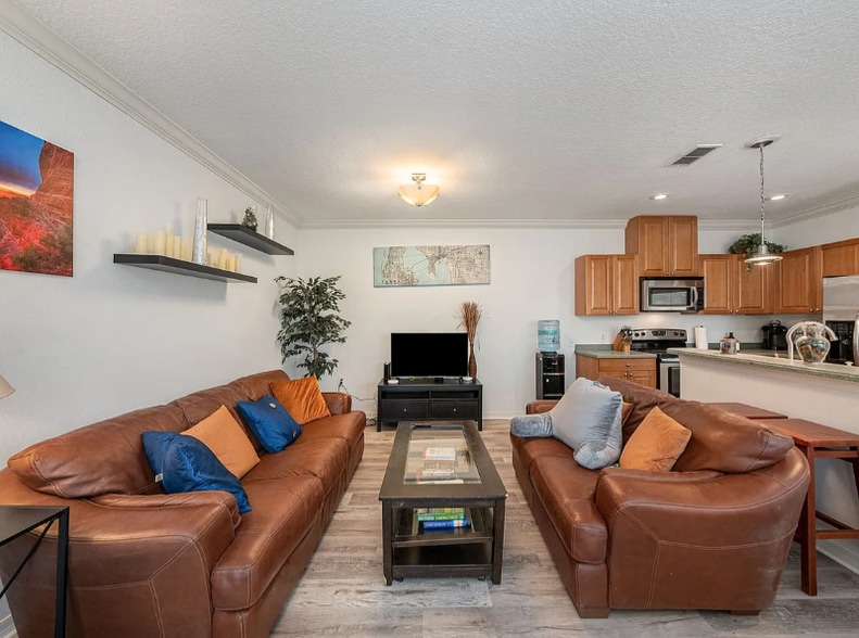 Building Photo - 402 S Willow Ave