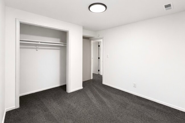 Building Photo - Fox Ridge