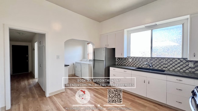 Building Photo - 1/2 Off first months Rent -4 bedroom 2 bat...