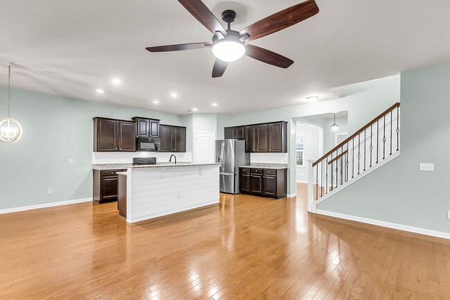 Building Photo - Bright and Spacious Home in Summerville!