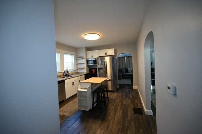 Building Photo - 375 E Merrimack St