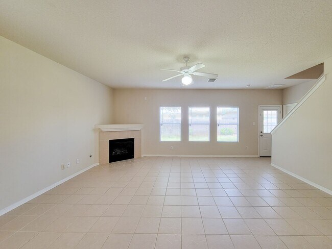 Building Photo - Well-Maintained Home with Spacious Layout ...
