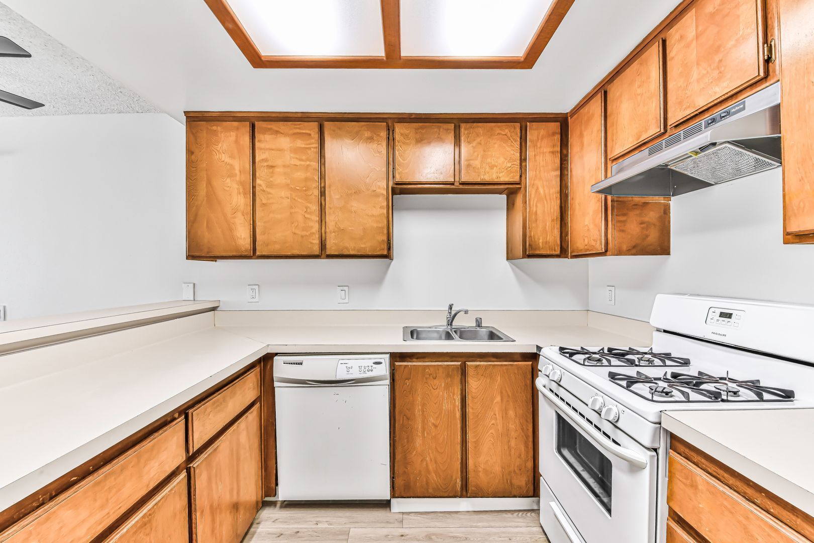 Building Photo - 1075 Loma Ave