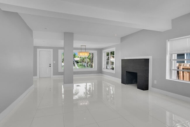 Building Photo - Beautiful California Style Hollywood Home