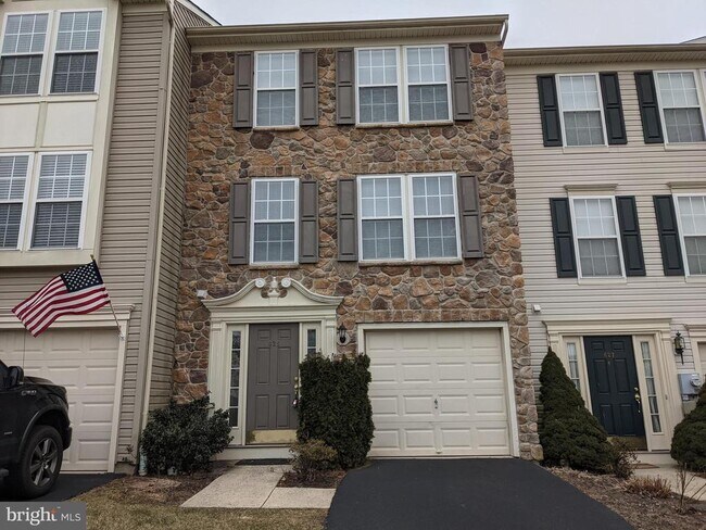 Building Photo - 625 Village Ct