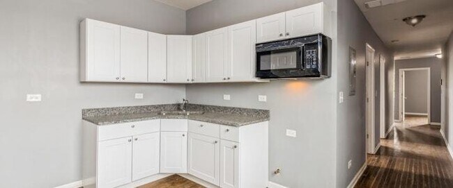 Building Photo - 1854 S Central Park Ave