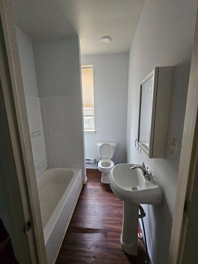 Building Photo - Renovated 3bd/ 1bth home in Northeast Philly!