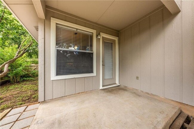 Building Photo - 3010 Red Bay Dr