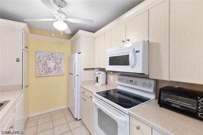 Building Photo - 555 Park Shore Dr