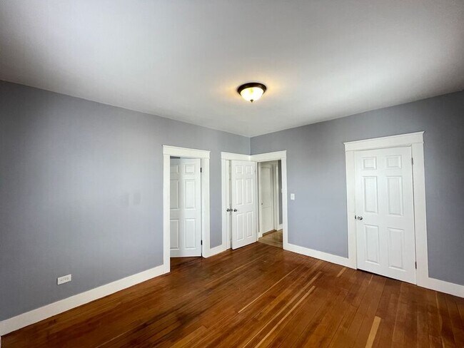 Building Photo - 559 Silver St