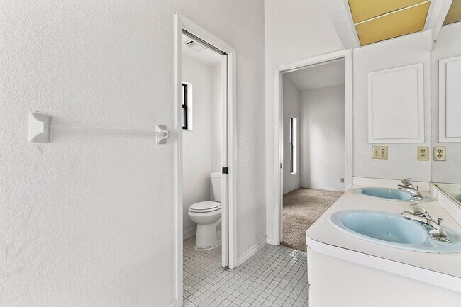 Building Photo - Annual ** 4 Bed / 3 Bath Single Family Hom...