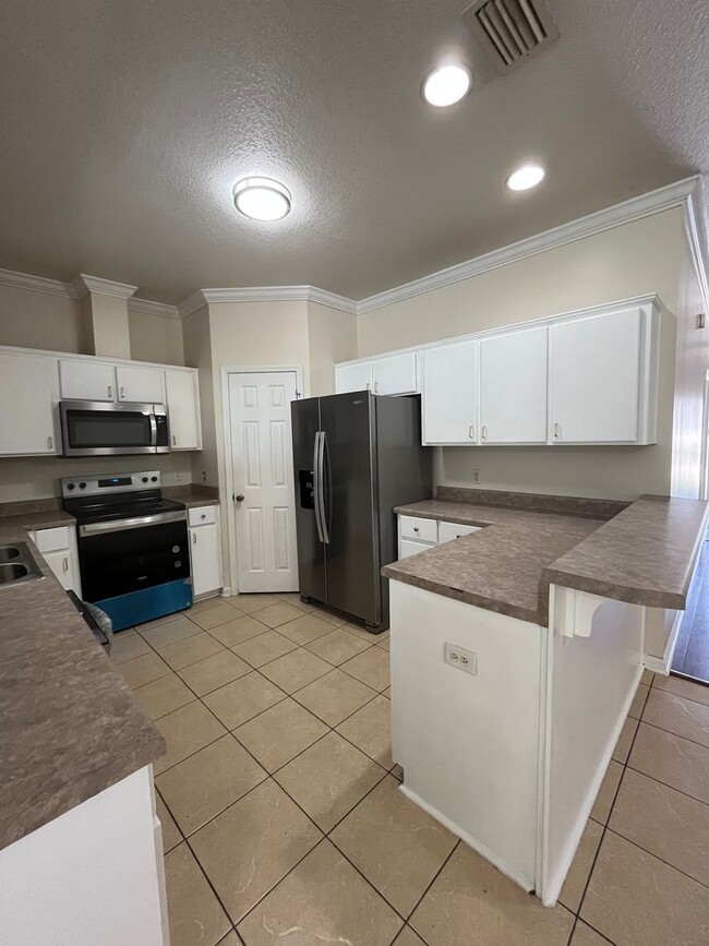 Building Photo - 204 Royal Palms Ave