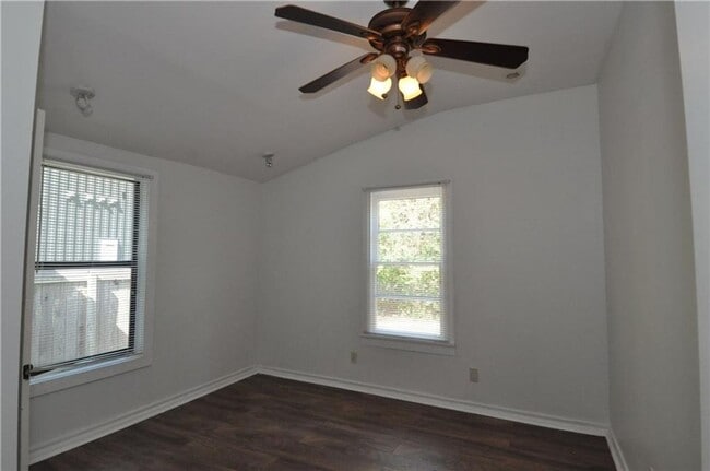 Building Photo - Fantastic Floorplan & Walking Distance To ...