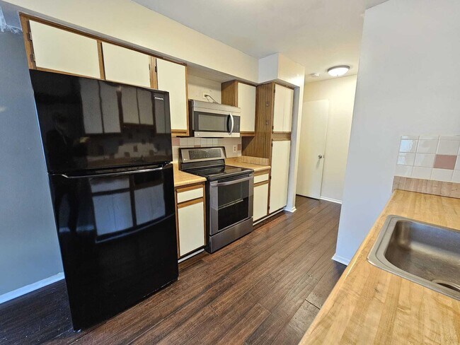 Building Photo - 2011 Vine Way Dr