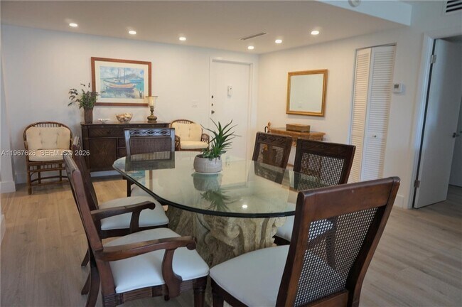 Building Photo - 210 Seaview Dr