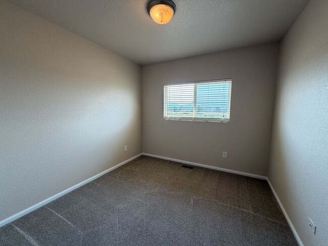Building Photo - Delightful 3BD/2BA Townhome in Erie with Fresh Paint and New Flooring