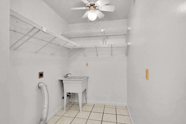 Building Photo - 20 Dogwood Ln