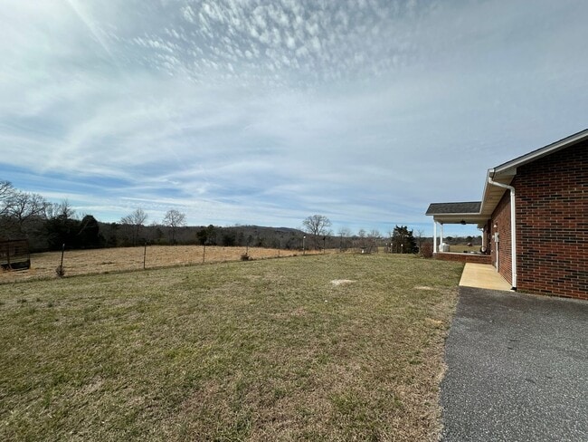 Building Photo - Peaceful Country Living