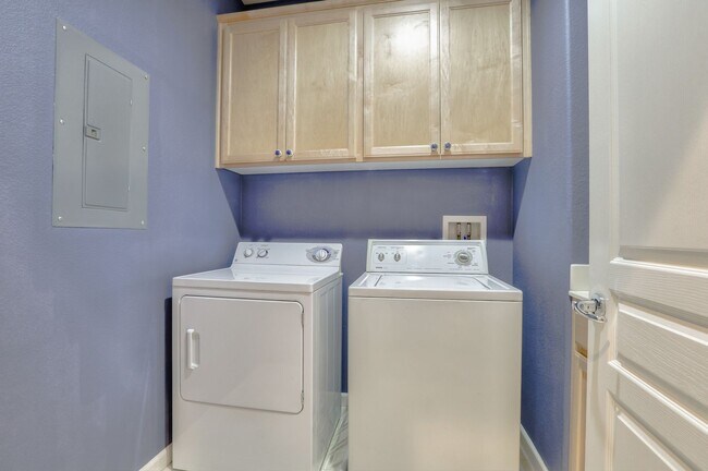 Building Photo - UPGRADED HOME WITH POPULAR FLOOR PLAN ELEG...