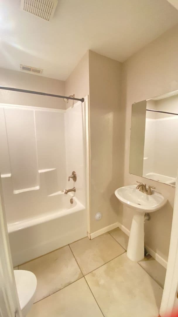 Building Photo - Adorable one bedroom one bathroom home!