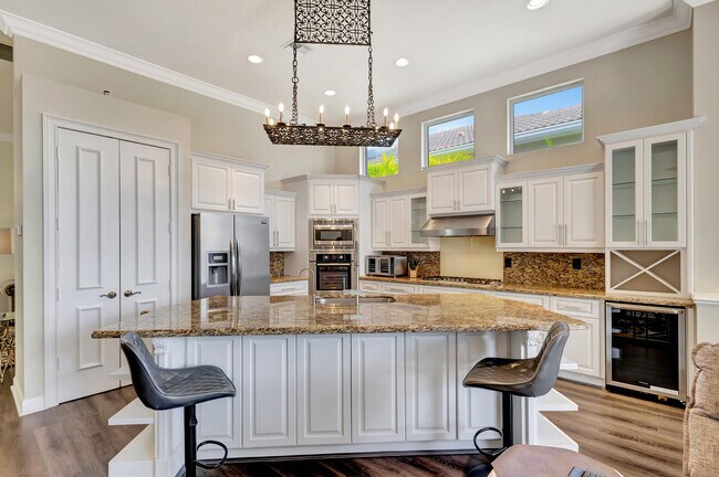 Building Photo - 128 Esperanza Way